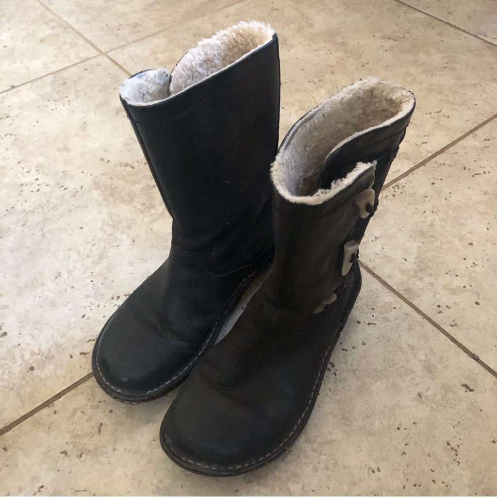 $249 Ugg Leaather Black Sherpa Lined Wedge Boots Sz 8